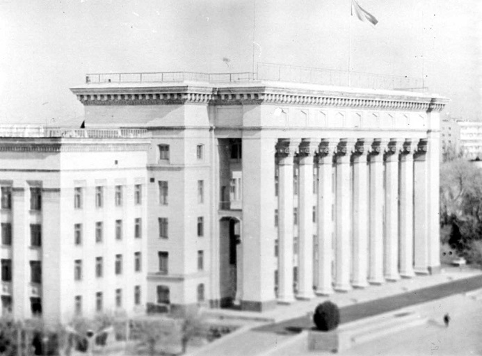 В этом здании в Алма-Ате Верховный Совет работал до переезда в новую столицу республики – Акмолу (Акмолинск), теперь Астану