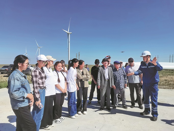 Посетители ветроэлектростанции «Жанатас» в городе Жанатас, Казахстан, 15 мая 2022 года.и