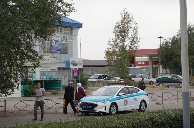 Наличие полицейской машины перед автовокзалом не мешает парковке бомбил.