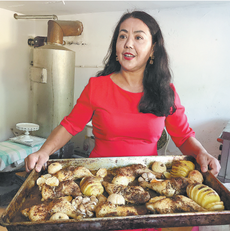 Халитан Илахон готовит традиционное русское блюдо для гостей на свадьбе ее дочери в городе Тачэн (Синьцзян-Уйгурский автономный район).