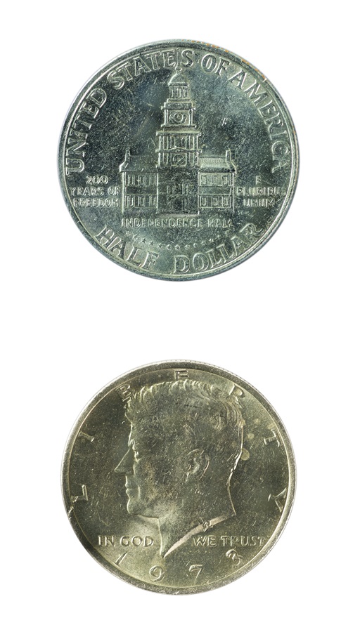 Полдоллара с Джоном Кеннеди и с изображением Индепенденс-холла на реверсе.