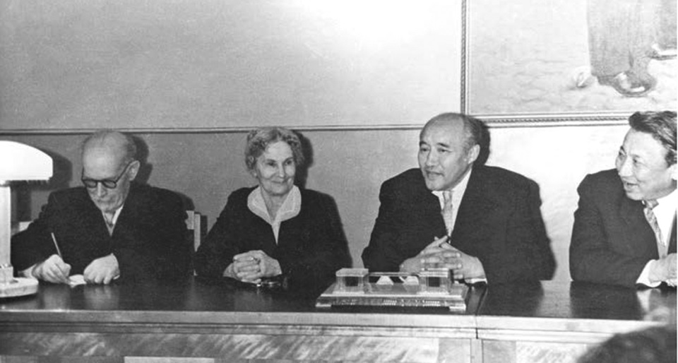 Юбилей А. Б. Никольской, Алма-Ата, 1959 г. Слева направо Б. И. Ильин-Какуев, А. Б. Никольская, М. О. Ауэзов.