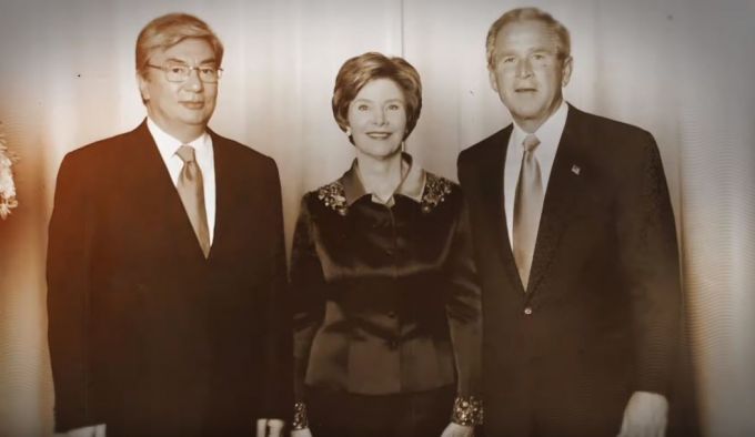 Касым-Жомарт Токаев с Джорджем Бушем и его супругой Лорой.