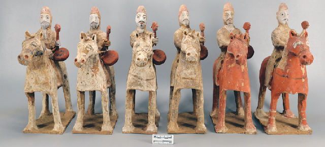Большой тайник глиняных статуэток, относящихся к периоду Шестнадцати королевств, был найден в гробницах на месте раскопок в Шаолинъюане, Сиань, провинция Шэньси (304-439 гг.).