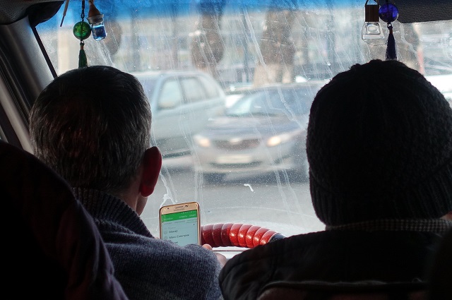 Смартфон в руках водителя всегда пугает пассажиров.