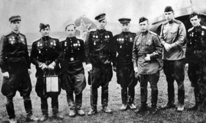 Талгат Бегельдинов (второй слева) с сослуживцами из штурмового авиаполка. Фото: Из личного архива.