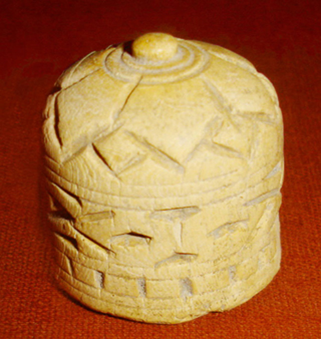 Шахматная фигура из слоновой кости, найденная в Отраре. 