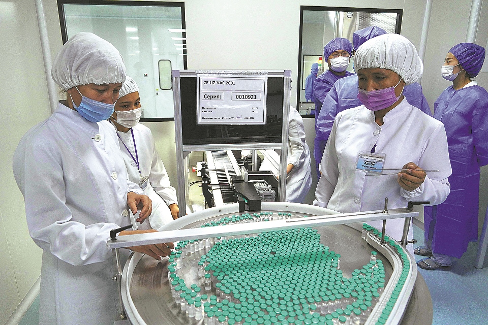 Фармацевтическая компания в Узбекистане производит китайские вакцины против COVID-19.