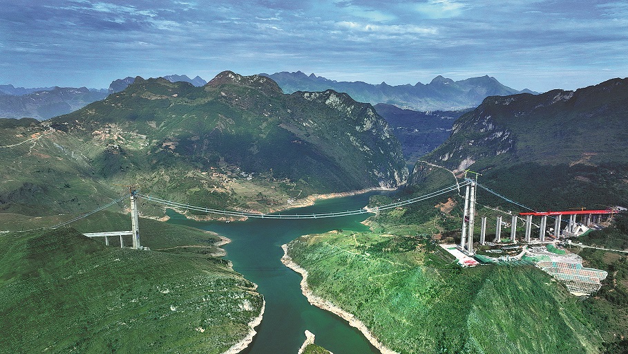 Аэроснимок с изображением моста через реку Цзанкэ протяженностью 1849 метров, строящегося в Национальном геологическом парке Умэншань в Гуйчжоу.