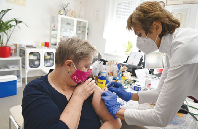 Врач вакцинирует человека вакциной Sinopharm COVID-19 в Надькате, Венгрия, 24 февраля. Председатель Си Цзиньпин заявил 5 августа, что в этом году Китай предоставит миру в общей сложности 2 миллиарда доз вакцины против COVID-19. 