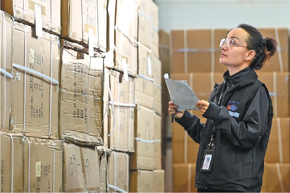 Заведующий складом проверяет товары, отправляемые на экспорт, в сортировочном центре частной компании в Кашгарской комплексной бондовой зоне, Синьцзян, ноябрь 2023 г.  