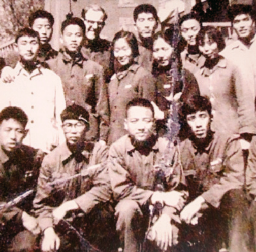 Колин Маккеррас со своими студентами во время одного из его первых визитов в Китай.