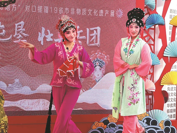 Китайская опера в исполнении Синьцзянского производственно-строительного корпуса.