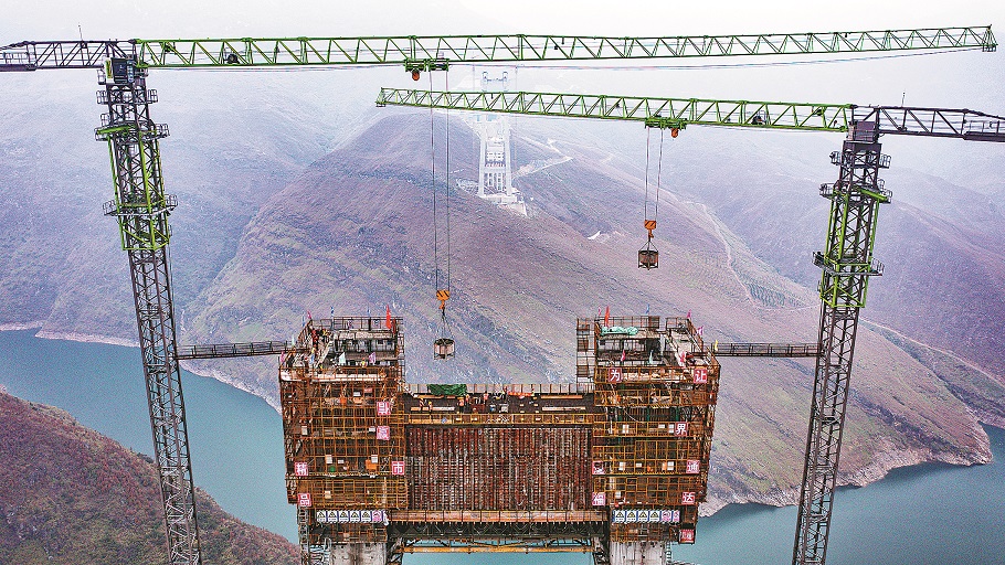 Бетон поднимают на главную башню моста через реку Цзанкэ, 30 декабря 2022 г