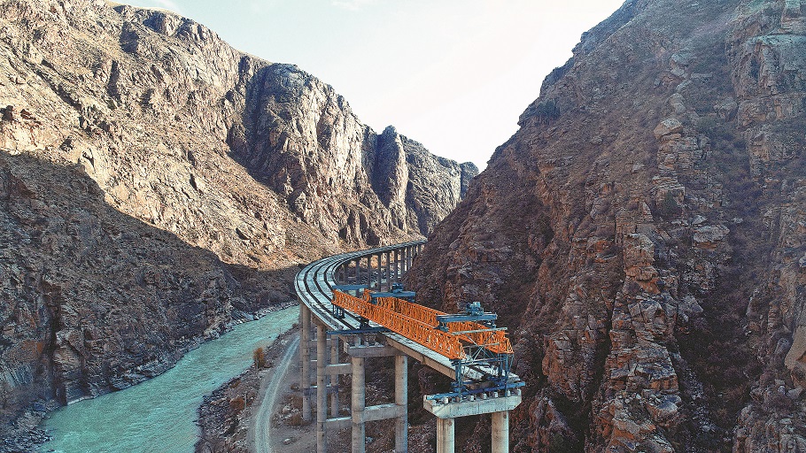 В Кыргызстане строят дорогу китайские строители.